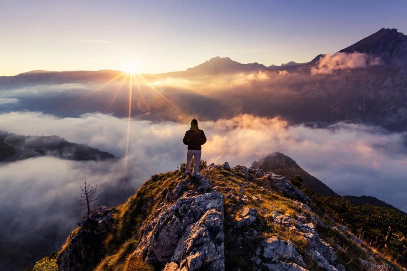 mountain-summit-sunrise-psilocybin-macrodose